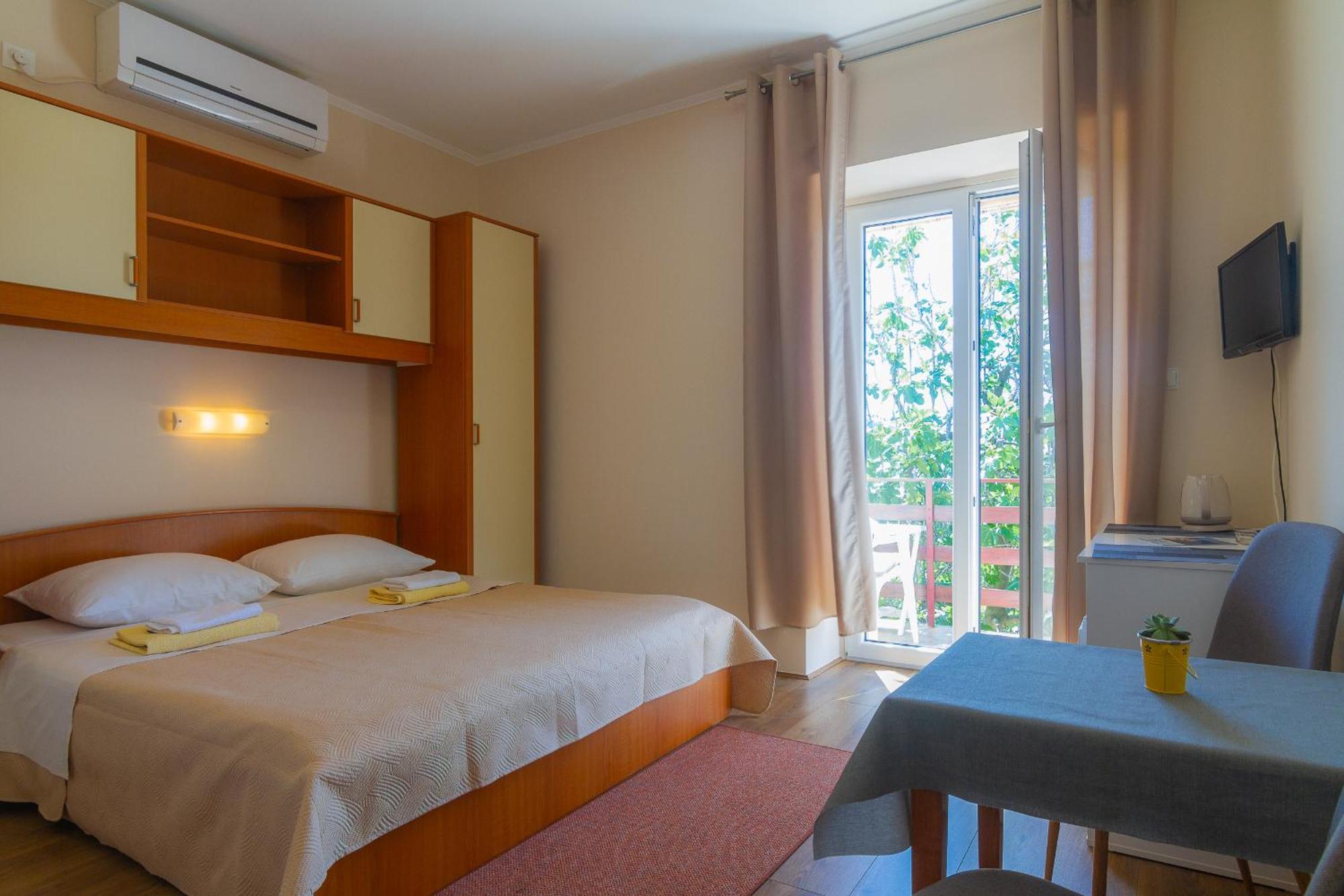 Apartments & Rooms Sanja Rab Town Exterior photo